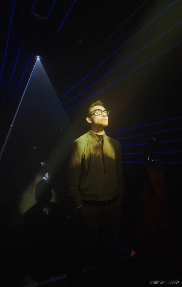 胡兵抗住了顶光灯 这顶光灯杀伤力十足，但胡兵凭借精致五官和立体轮廓轻松化解，不仅