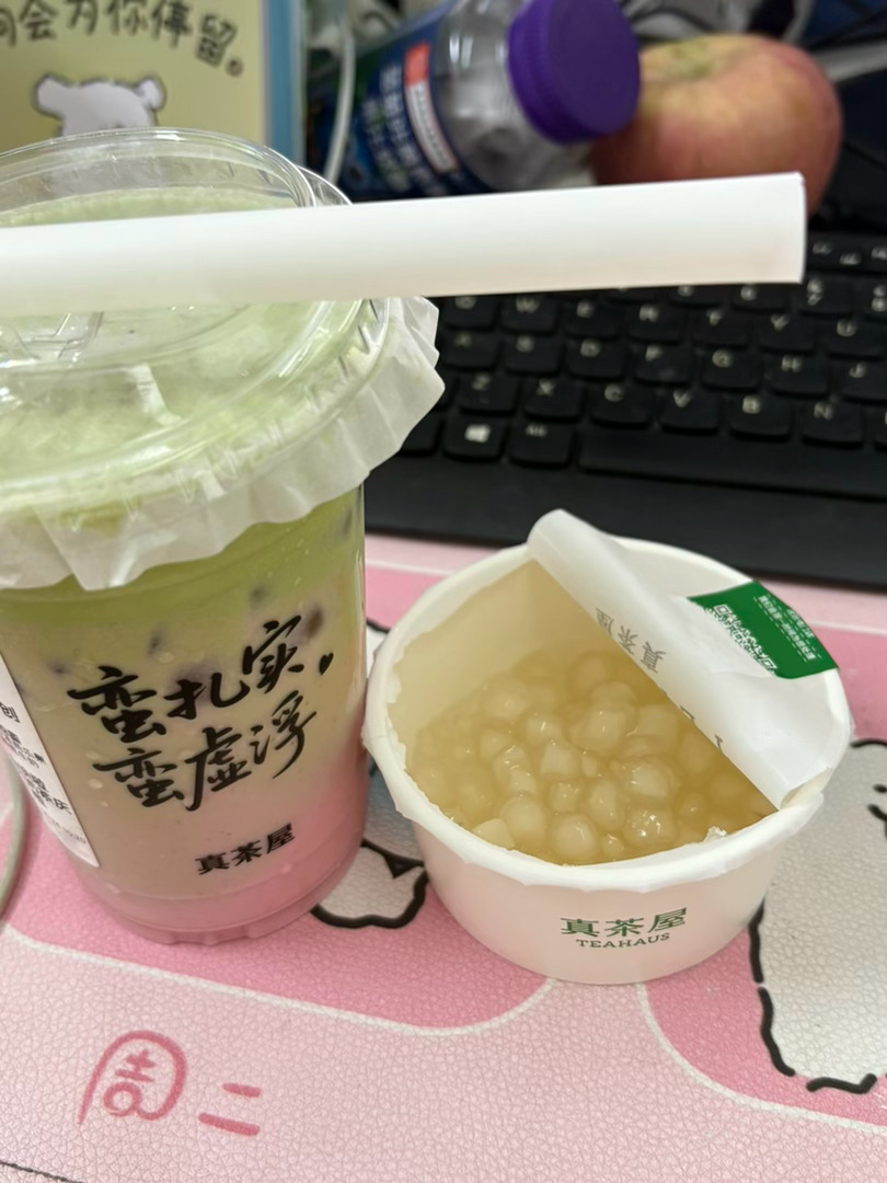 最宠我的人非佳佳莫属了给我买了奶茶和小蛋糕今天过得好幸福～ 