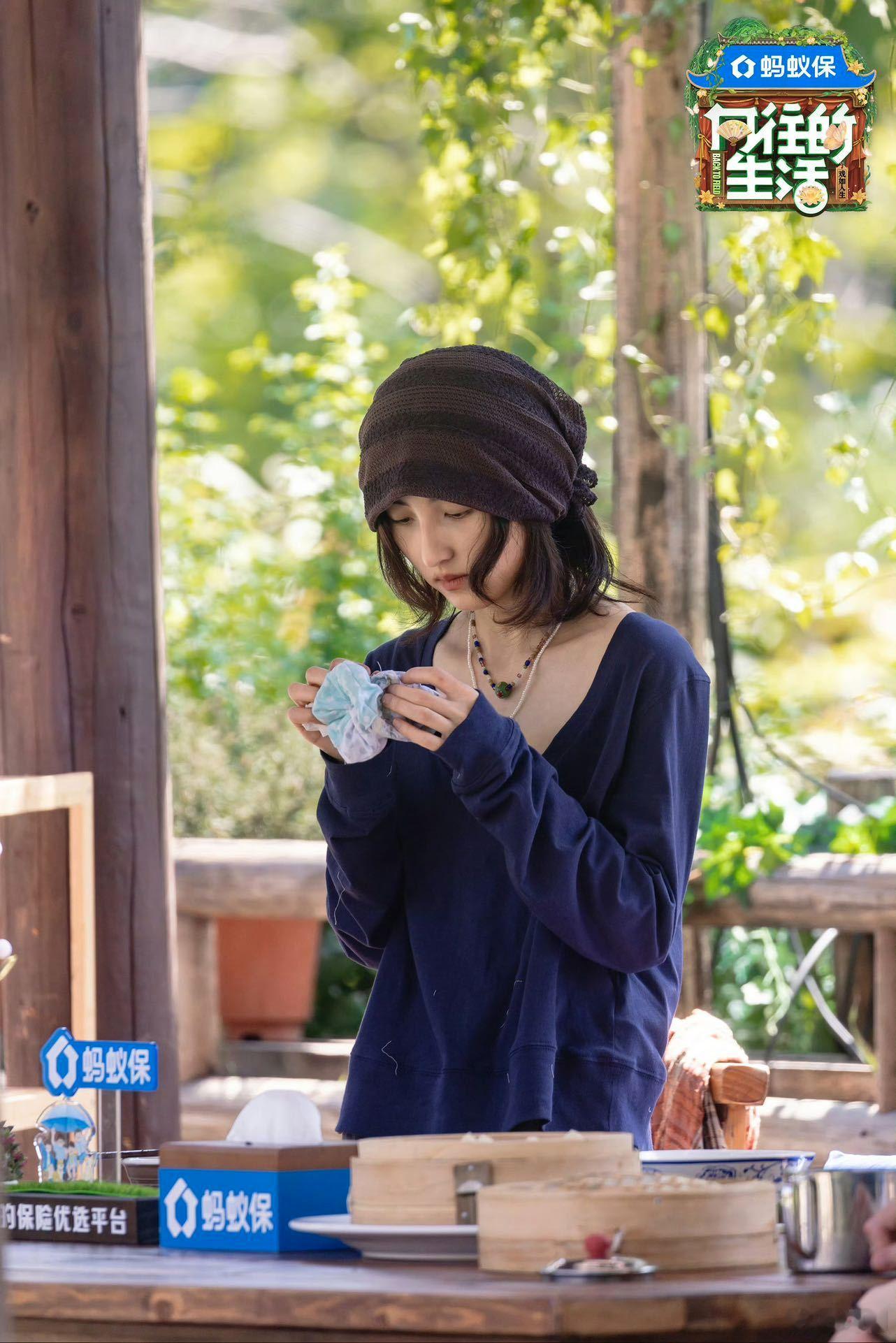 刚刷到这段直接笑到打鸣， 彭昱畅在线当记忆管家，提醒两人录过节目，这画面太绝～ 