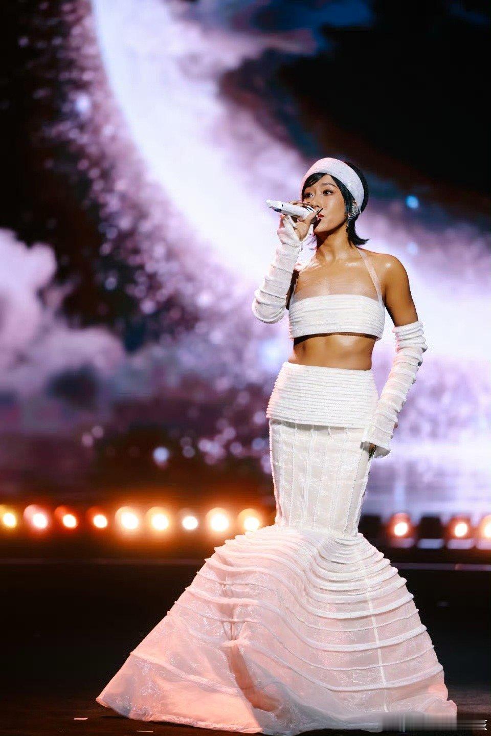 吉克隽逸月下珍珠 舞台上的她状态绝佳，唱到温柔处眼神都软下来，到激昂部分又气场全