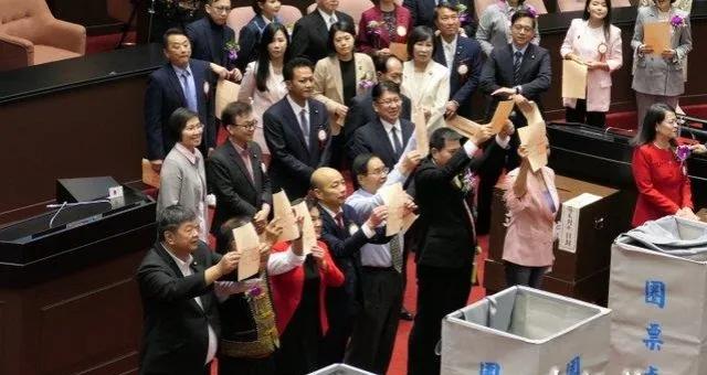 韩国瑜当选台湾“立法院长”！

台湾“立法院长”选举投票，第一轮未有人选过半数，