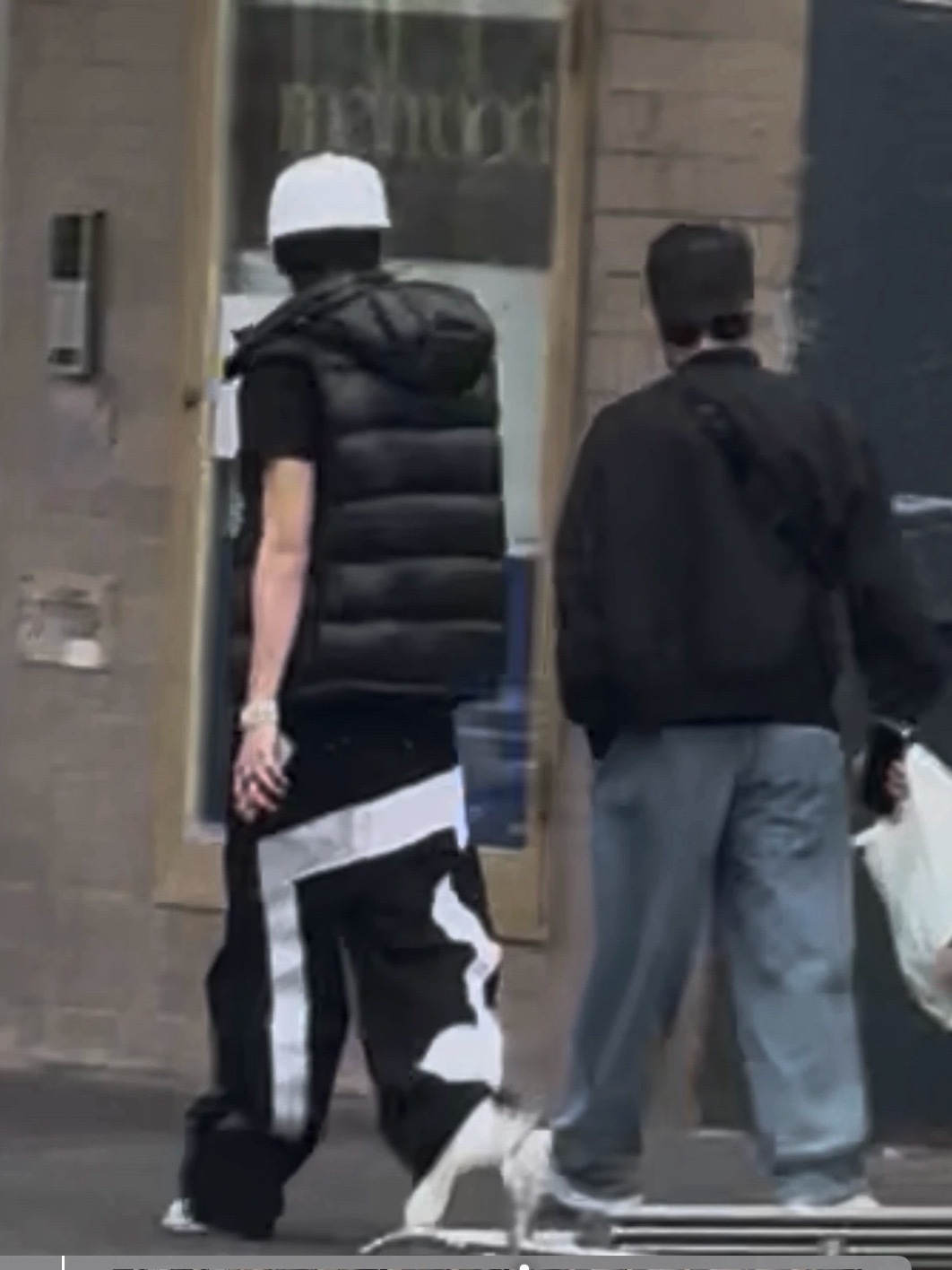 旁边是爸爸吗？一个反戴帽子一个反戴墨镜啊啊啊 ​​​