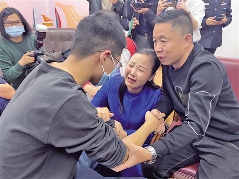 梅姨案，比起“判不判死刑”，更该被追问的是另一个问题！
我曾经和孙海洋连过线。经
