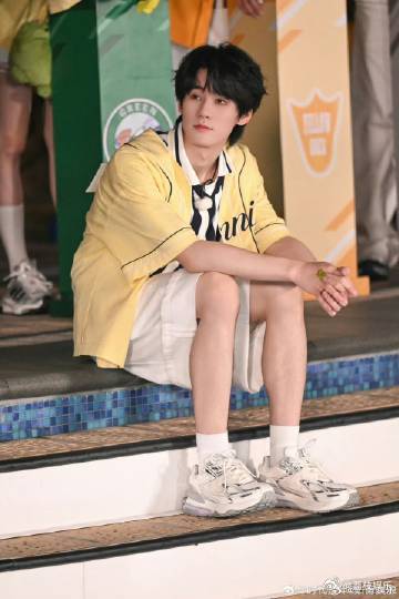 张真源出发录奔跑吧14 张真源去录奔跑吧14啦！终于能每周都看到他的综艺了，想想