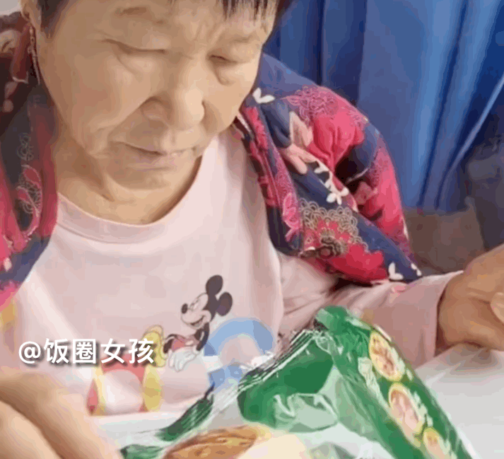 老人生病住院，儿女不露面，儿媳妇昼夜伺候21天，每餐伙食都是月子饭标准哦哦哦，原