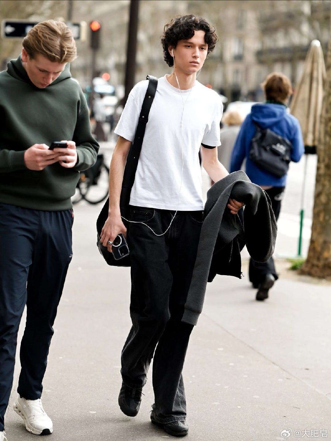 有线耳机穿搭火了 果然这个世界对于审美是一个圈……现在又感觉有线耳机穿搭好看了？