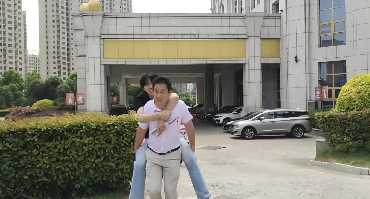 53岁班主任背受伤考生赴考：我是你的老师，也是你的拐杖
 
泪目了，安徽六安霍邱