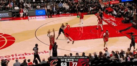难评！哈登发边线球居然也失误！
在今天NBA季后赛猛龙对阵骑士的第三节比赛中，哈