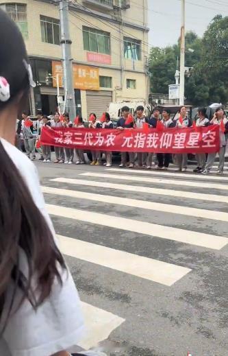 “我家三代为农，尤指我仰望星空” 过去要走出农村，要么当兵提干，要么考上大学中专