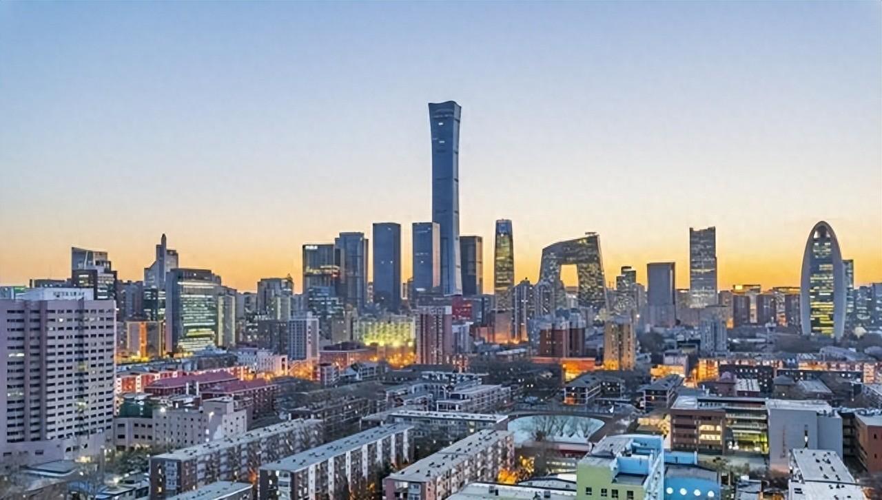 中美GDP差距再次缩小！25年中国GDP达20万亿美元，占美国GDP的 64%。