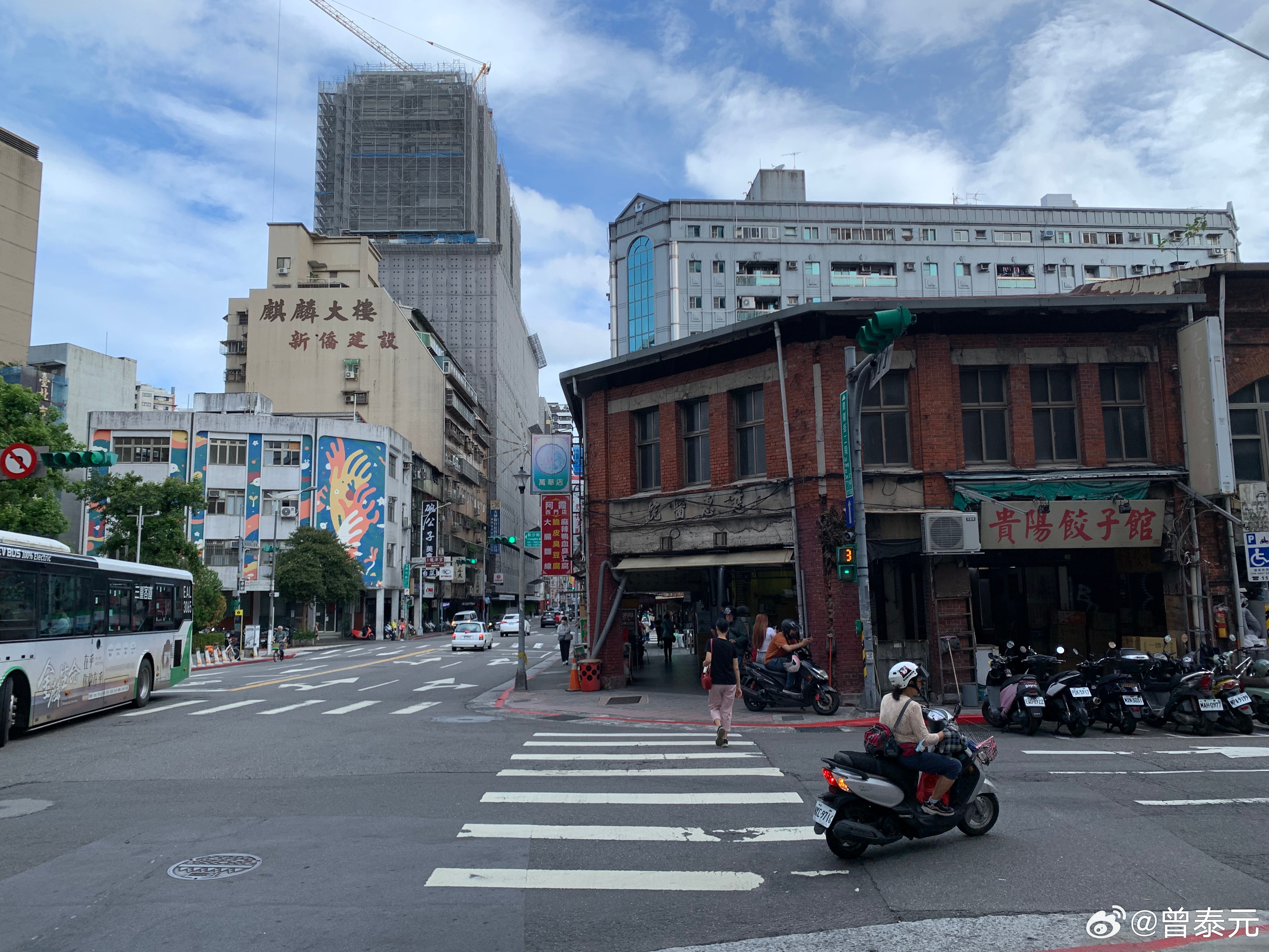 9月1日上午9点左右的台北老城区，康定路（直马路）、贵阳街（横马路）口[浮云] 
