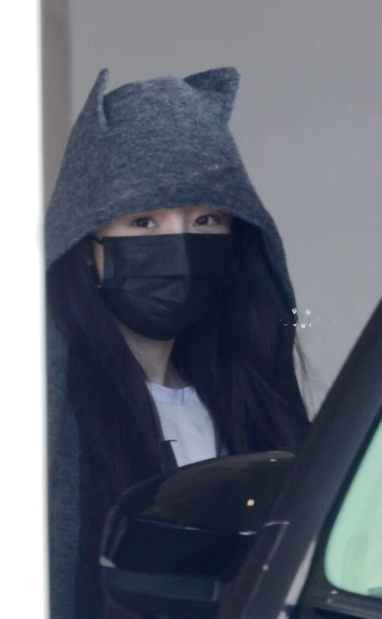 杨幂  一定很多人想要杨幂的猫耳朵帽子太可爱了！！狐狸爪打招呼，萌萌的团子一枚