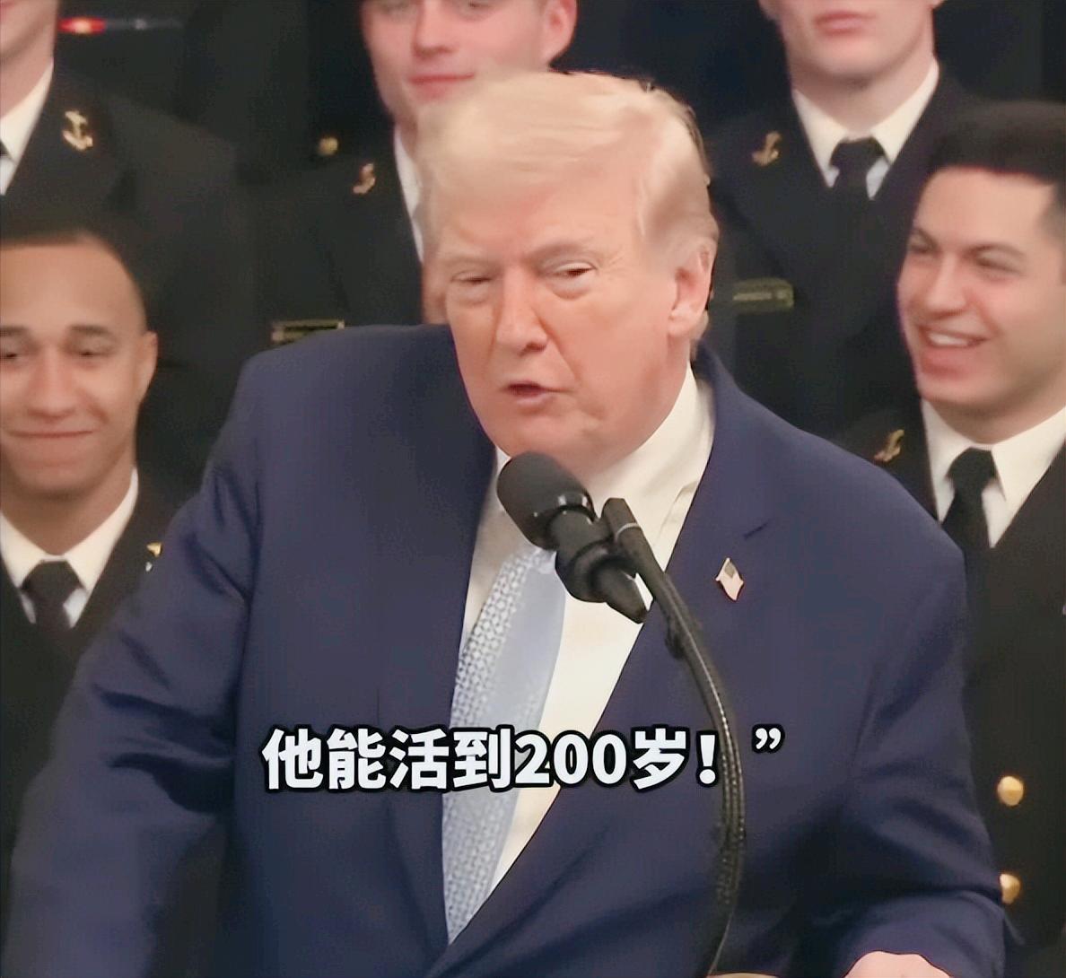 笑不活了，特朗普在公开场合又开始炫耀自己的“顶级健康”，还搬出医生认证当靠山，一