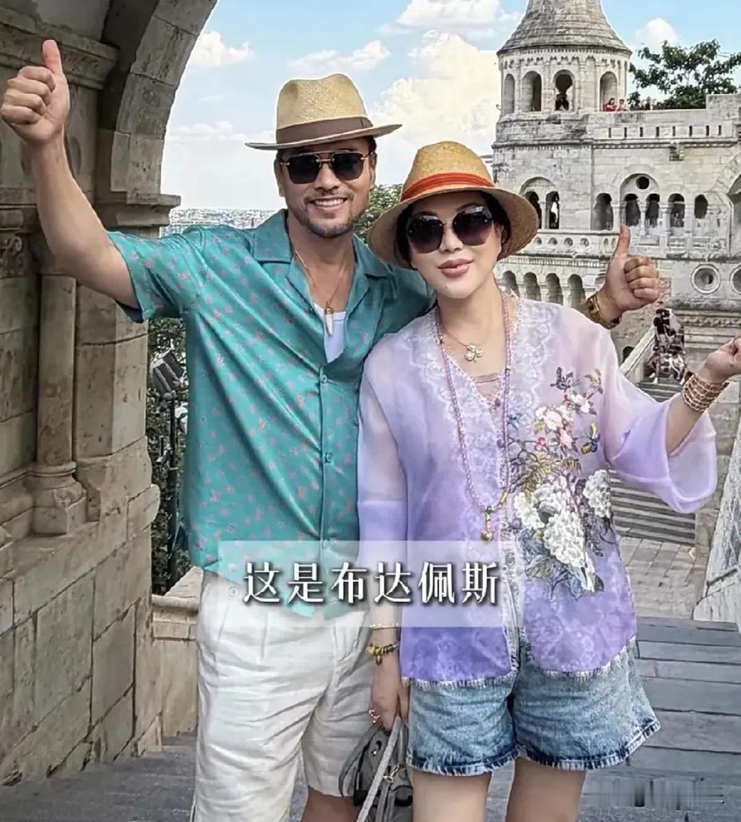 70岁吕良伟布达佩斯度假，蓄胡造型梦回“丁力”！与小16岁富婆妻子牵手漫步，这状