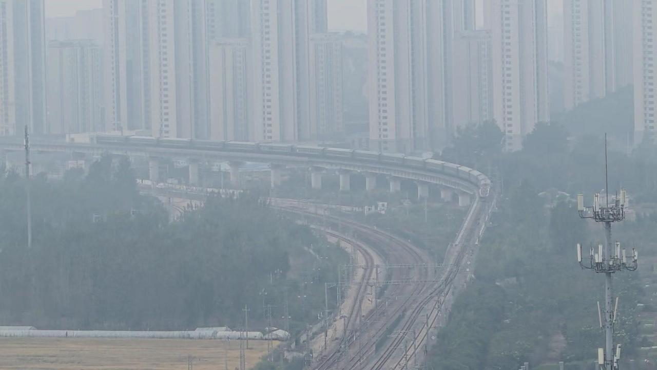 🚆绿皮车沿陇海铁路向东，在徐州大湖偶遇进站的和谐号，两车十字交汇的瞬间太震撼了