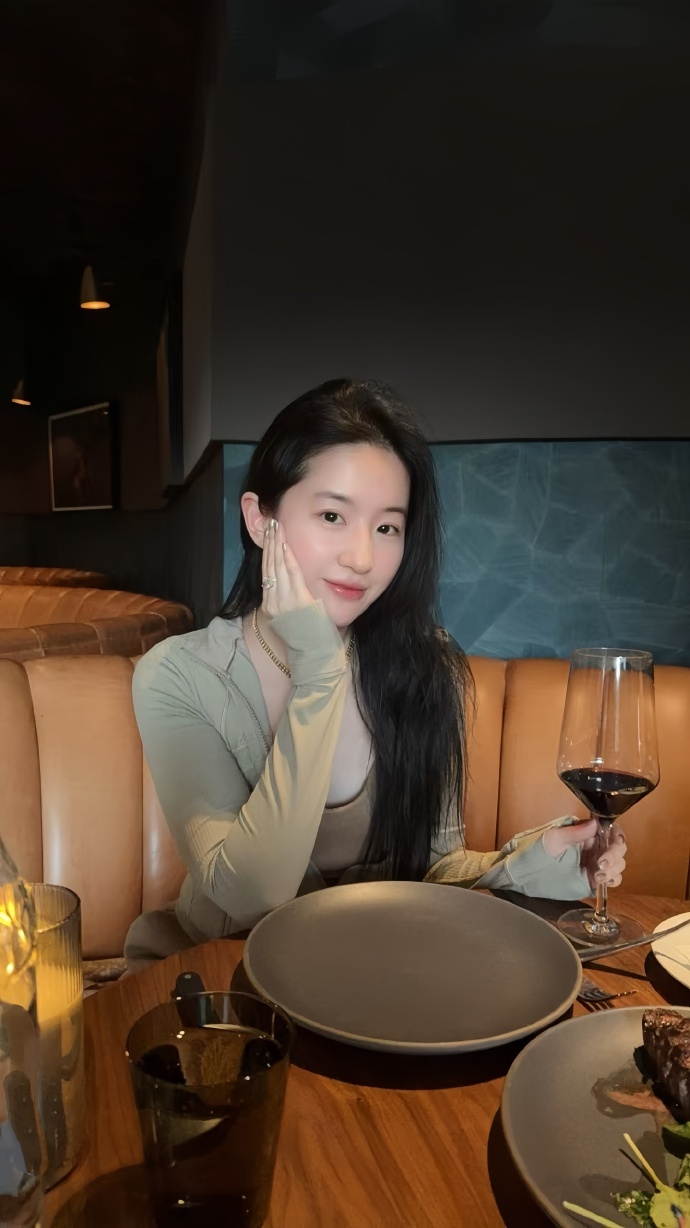 刘亦菲工作碎片plog刘亦菲的工作碎片随拍里的温柔好鲜活，室内的松弛神态、街头的