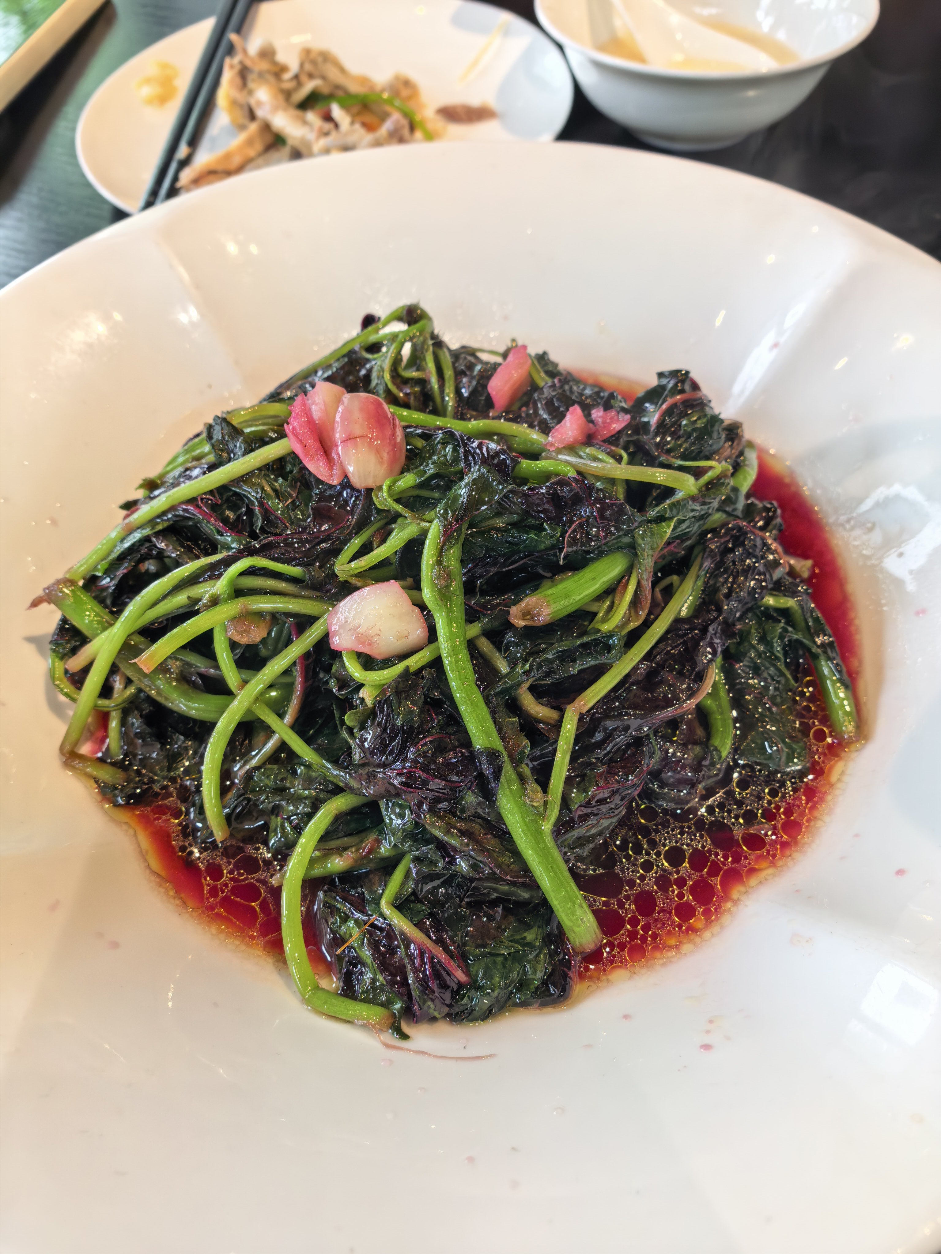山里的上海菜，有小酒吧和餐厅，味道正宗，色味太正了～长兴好地方，游客不多。杨梅种
