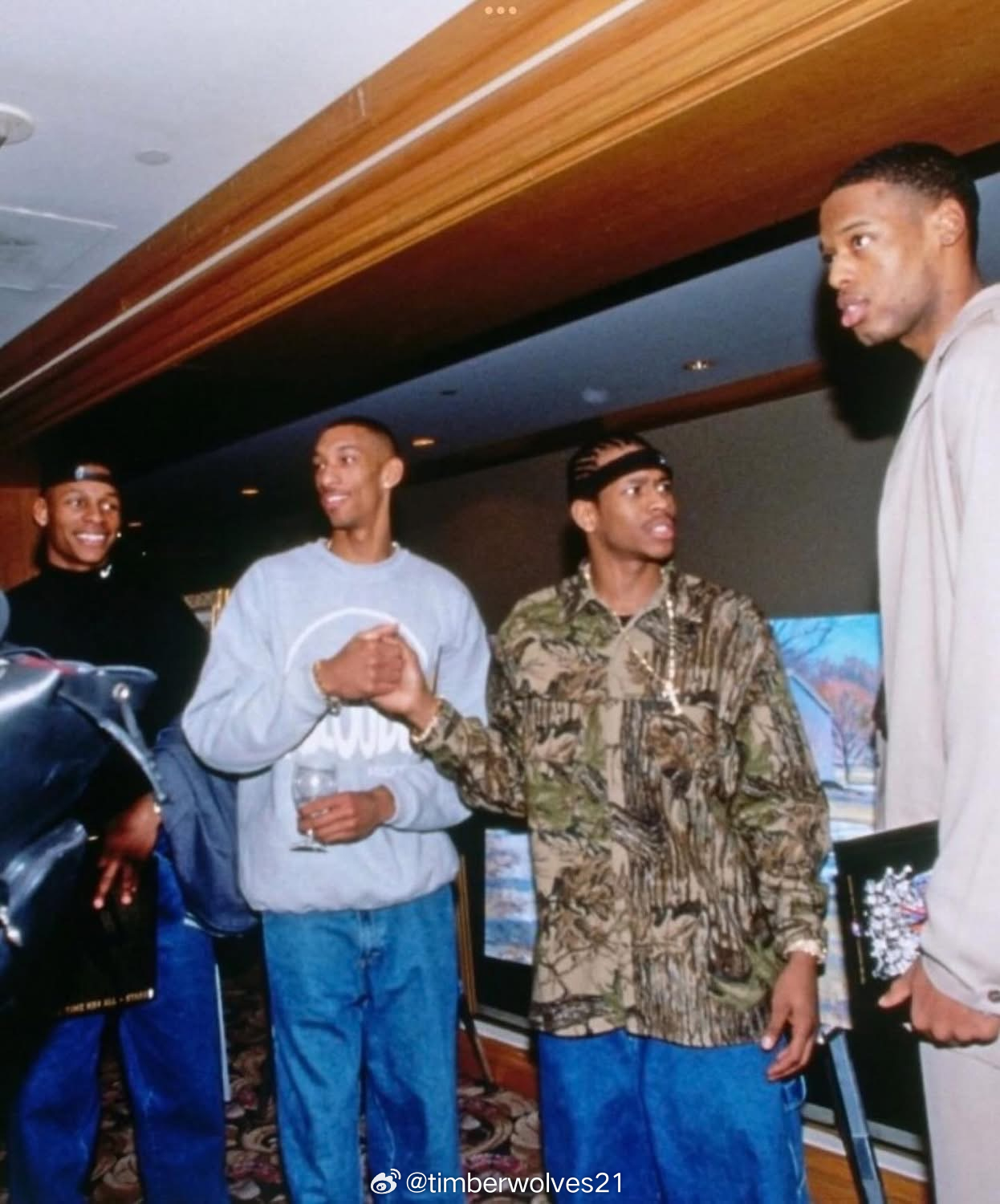 1996 年选秀中的雷·阿伦、凯里·基特尔斯、阿伦·艾弗森和马库斯·坎比 