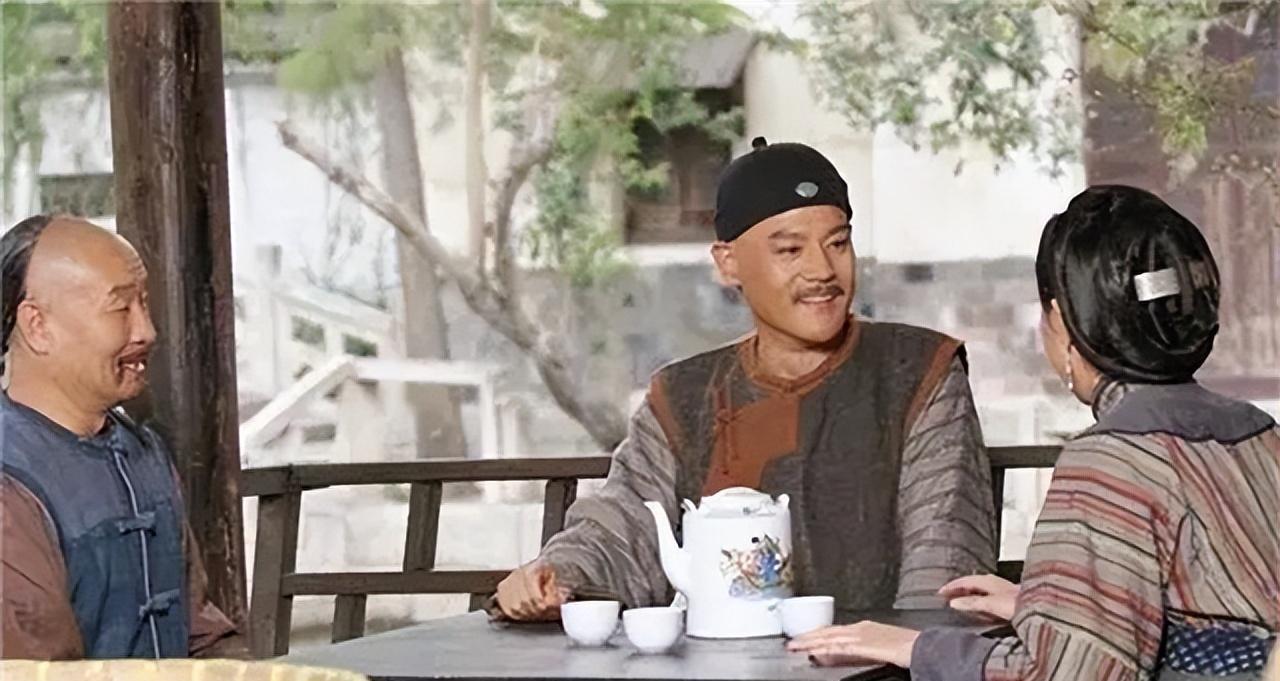 当年胡雪岩在被慈禧抄家之前，他就已经预感到胡家将彻底倒台，于是他将12名小妾召到