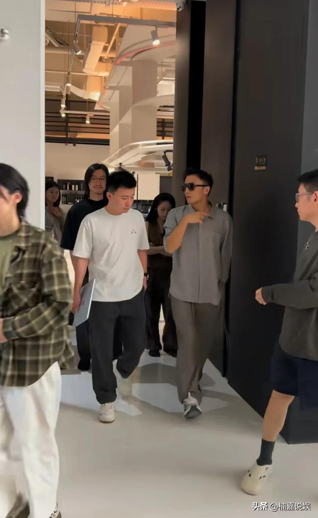 谢霆锋现身英皇集团北京总部，本人生图确实很帅，而且个子也没有网友口中说的那么矮。