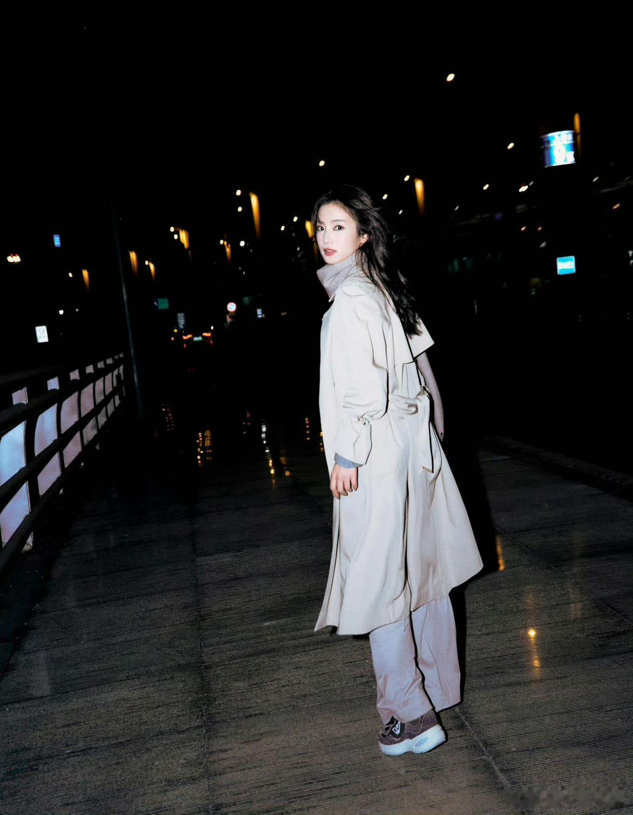 张雅钦姐姐猎杀我吧 姐姐的大衣造型太戳我，不压个儿还显气质，眼神里的故事感直接把