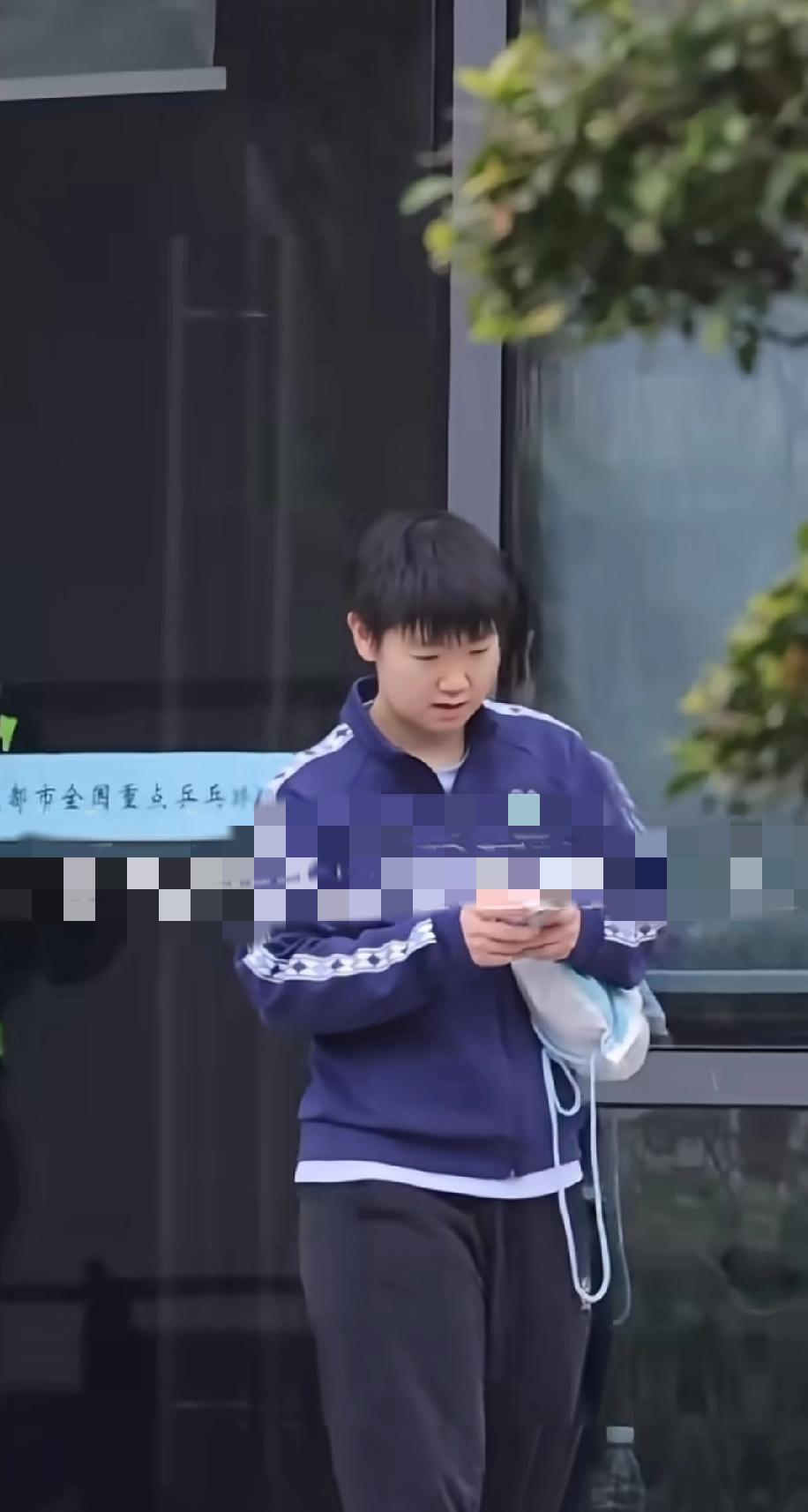 孙颖莎下训路透！小魔王秒变邻家妹妹太可爱啦✨
 
刷到孙颖莎下训的路透，整个人都