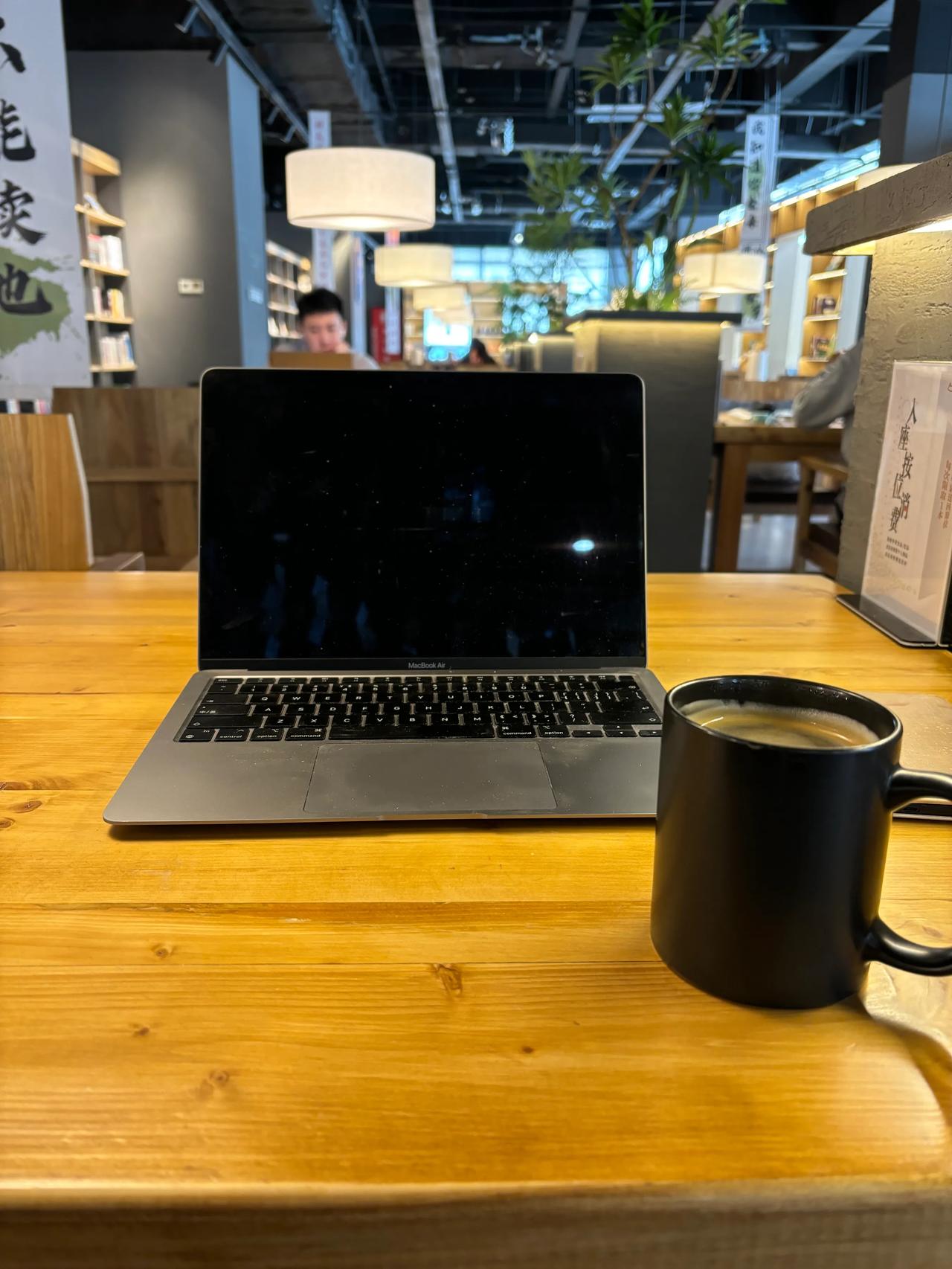 纯利益导向的人常常会跟纯情感导向的人成为朋友。这个原理不难理解，就是各取所需。