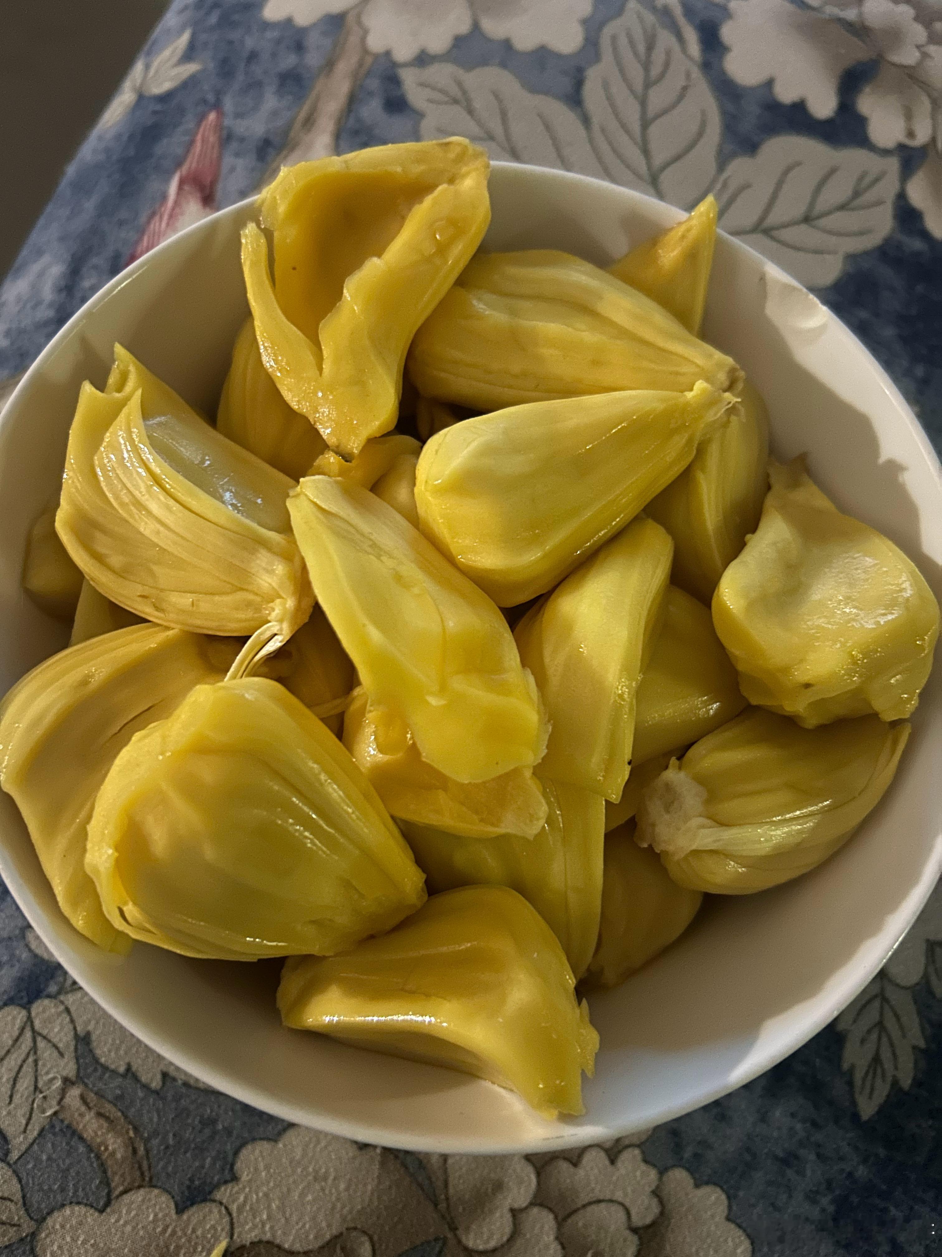 边剥菠萝蜜边看阿甘，每年看好几次，最让人感动的是阿甘对珍尼的爱，珍尼说他不懂什么