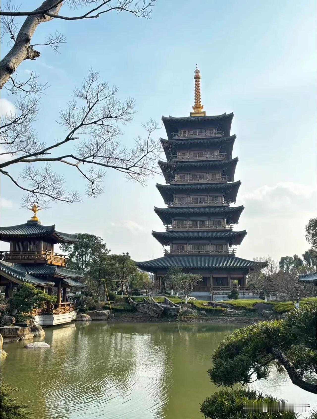 宝山寺号称上海最大最美的寺庙，祈求健康和平安最为灵验。

宝山寺位于宝山区罗店镇