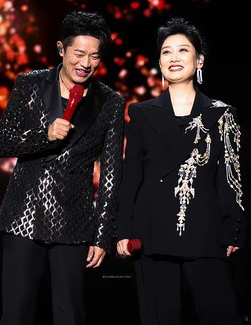 我好奇查了一下凤凰传奇的近况。不查不知道，一查真意外！本来以为这个组合已经被雪藏