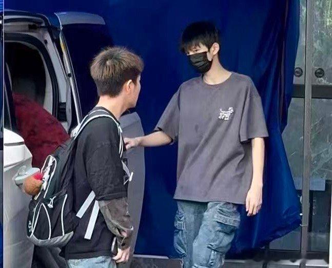 tg陈思罕露头发了 