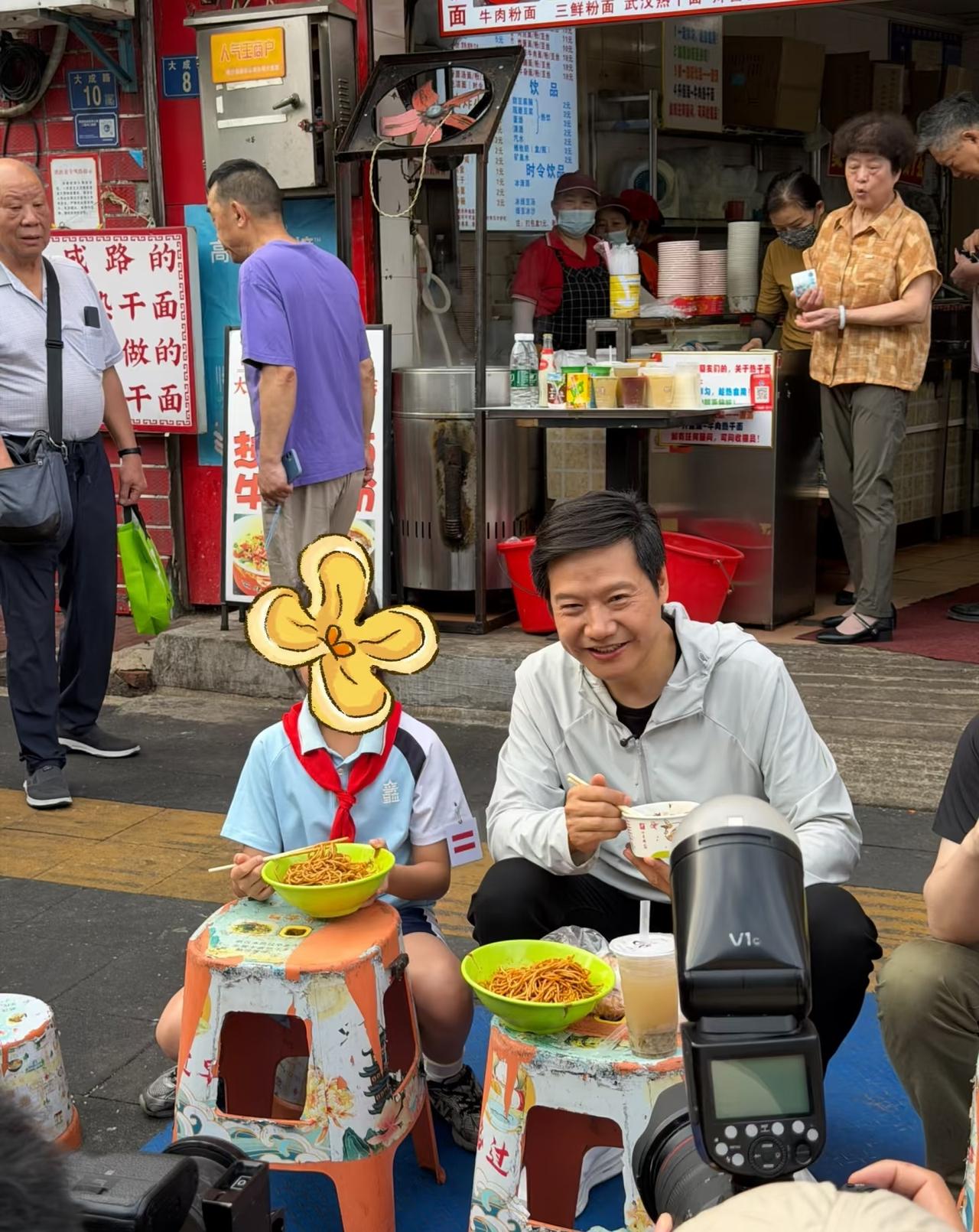 千亿总裁来了也得在马路边吃，而且还得坐小孩那桌。
雷军现身武汉一家路边摊吃早餐，