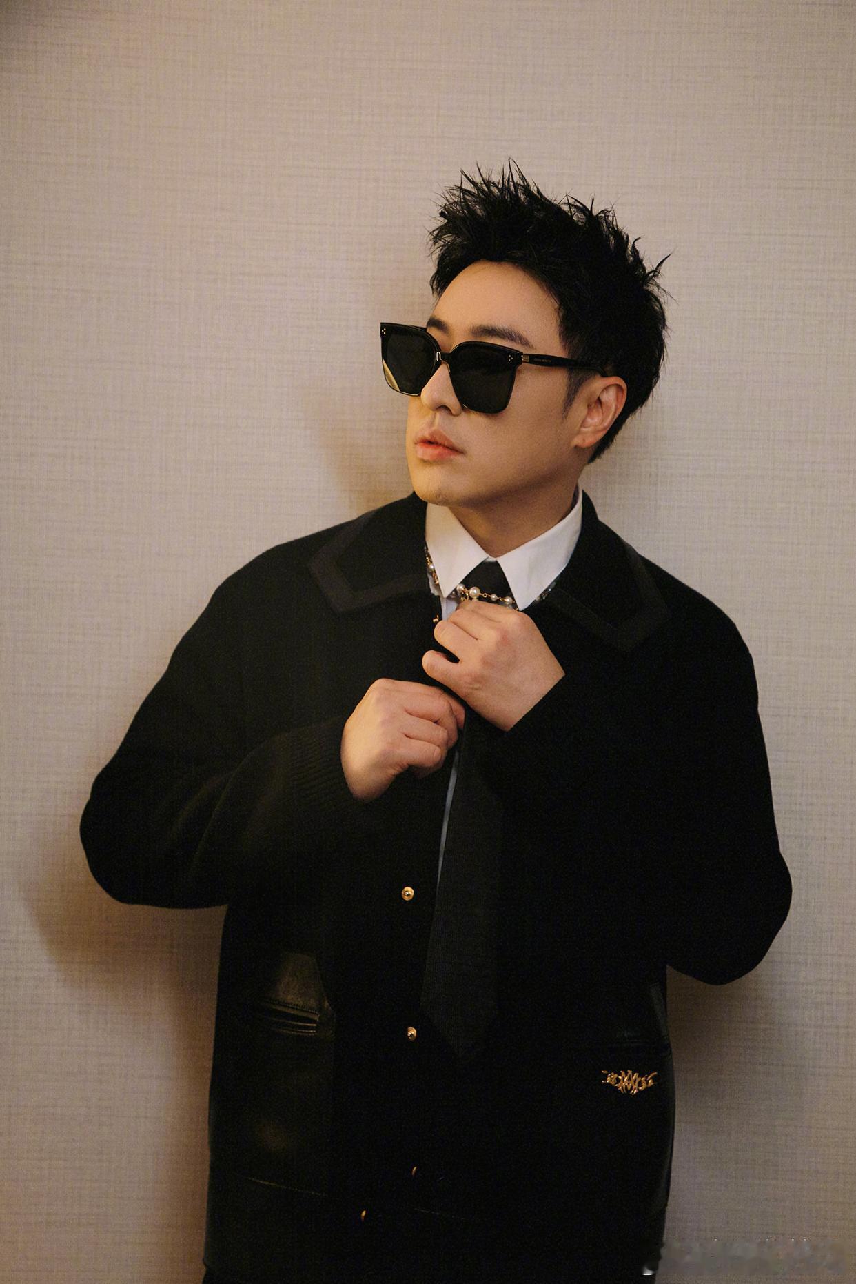 1.汪峰现在负责森林北两个孩子的所有开销，包括上贵族学校的费用，这些钱加在一起一