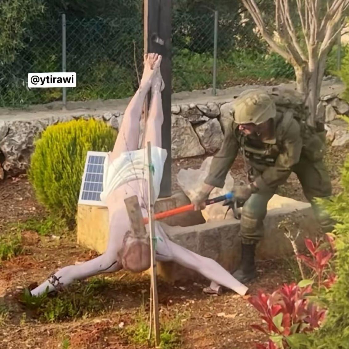 最近网上一张照片直接炸了，不少人看完都觉得很气愤，一名以色列士兵在黎巴嫩南部公然