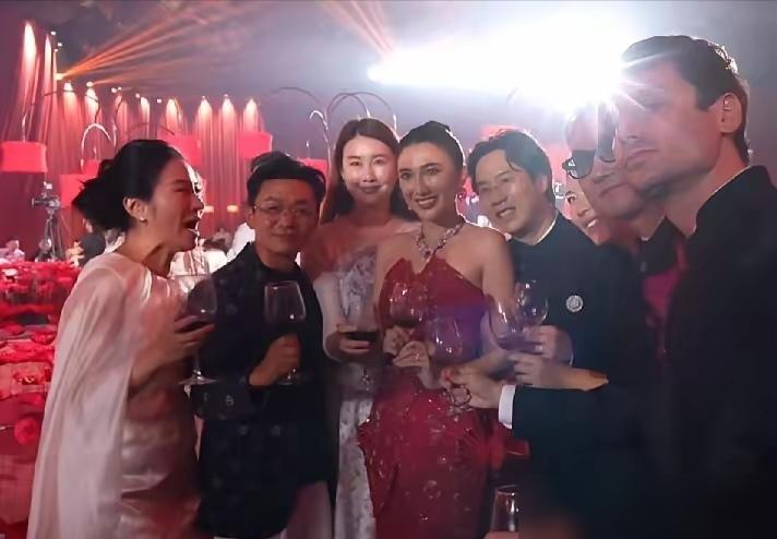 8年不提结婚，王宝强真“精明”了。
2026年，公开演讲台上，他西装笔挺，侃侃
