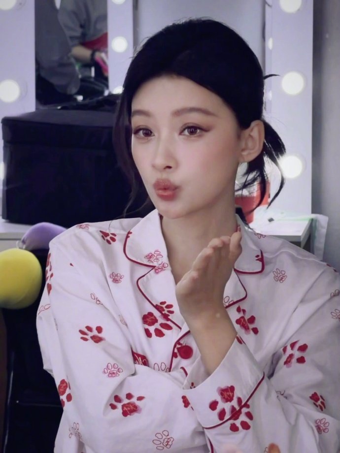孙怡cos化茧成蝶孙怡这软萌劲儿，裹个毯子都能演出仙气，蝴蝶翅膀简直是点睛之笔，