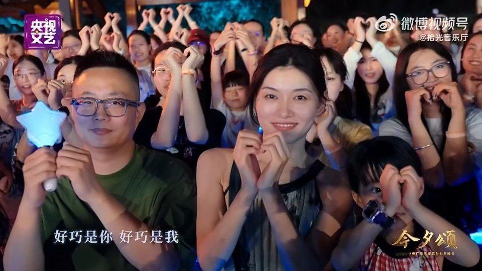 周深周深的七夕节礼物周深说七夕晚会看就对了 记得那天看到repo就说大家清一色的