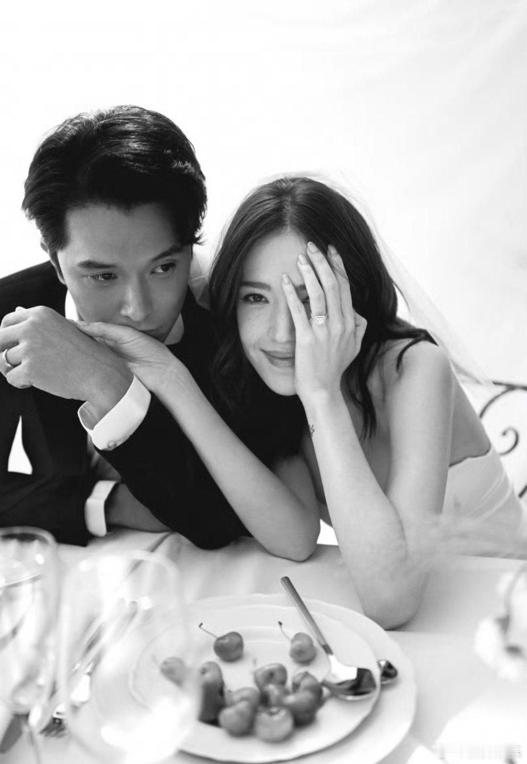 邱泽许玮甯婚纱照甜度超标✨ 11月28日台北文华东方酒店见证神仙补办婚礼，两张官