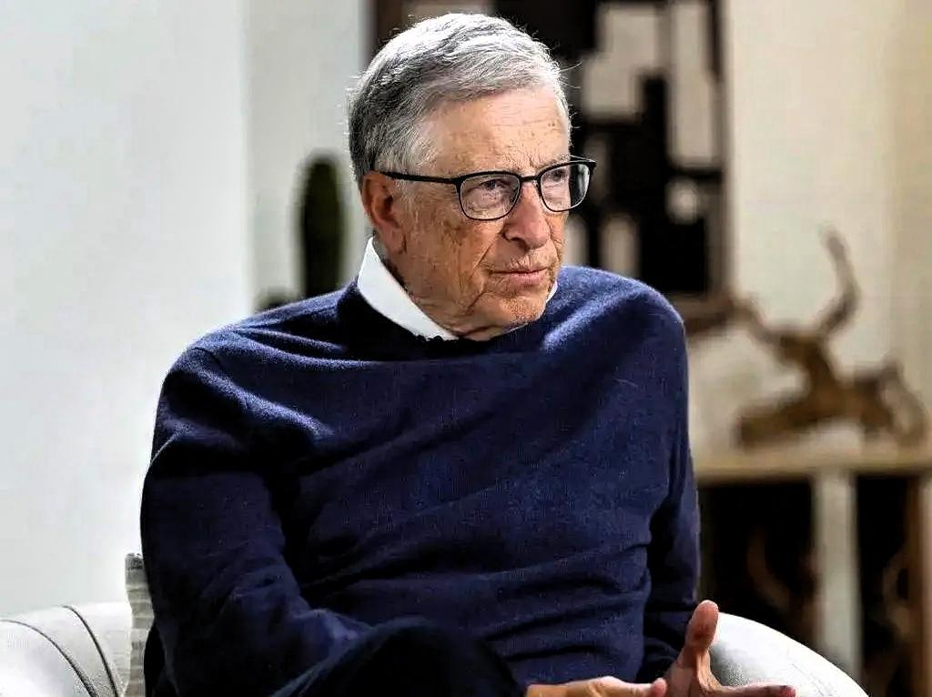 我跟你说，比尔盖茨最近那几句话，真给我看出一身冷汗。
 
他说不出十年，看病、教