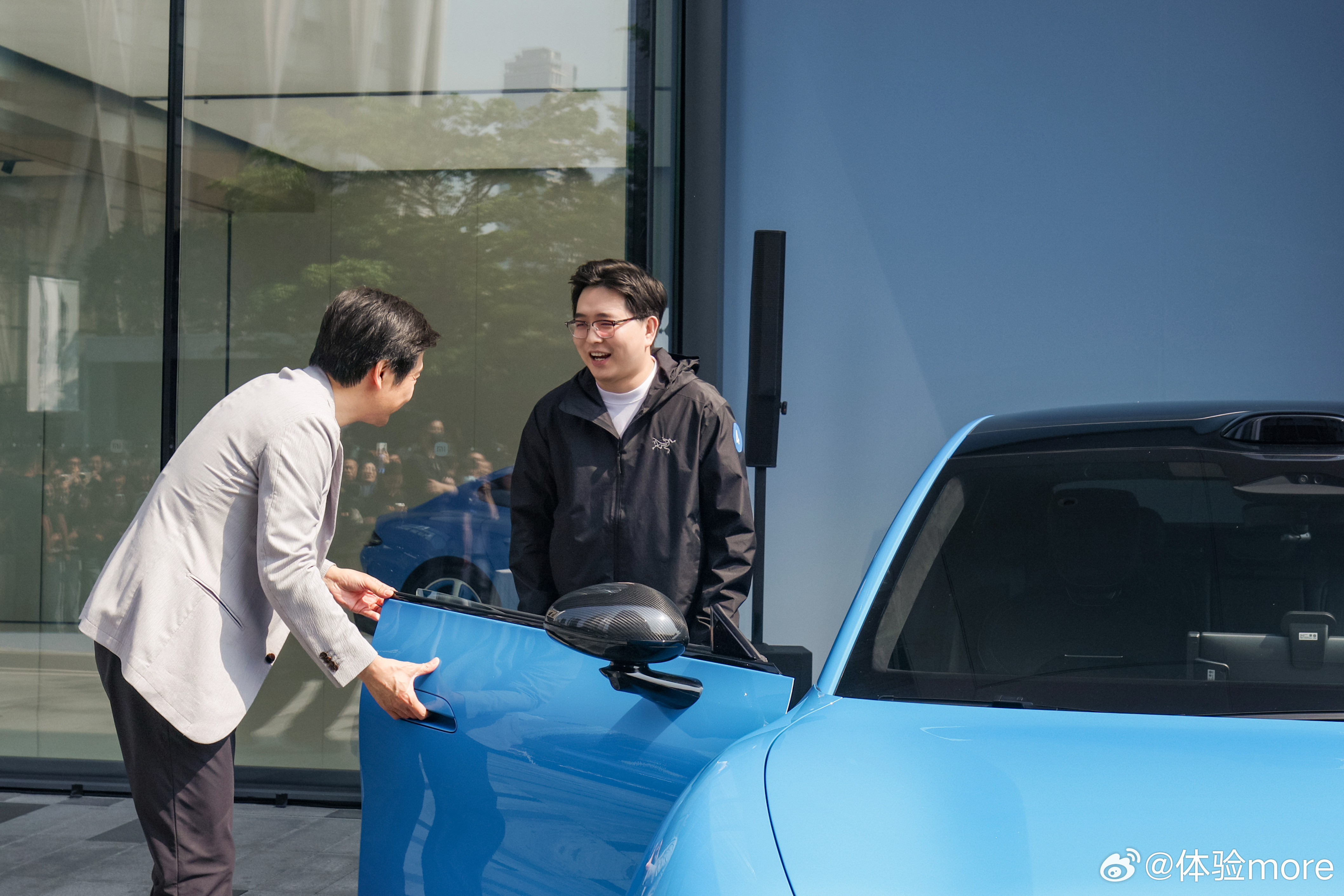 雷军一句话卖出一辆车哈哈，这就是销冠的魅力。销冠雷总也顺便夸了奥迪也不错，有格局