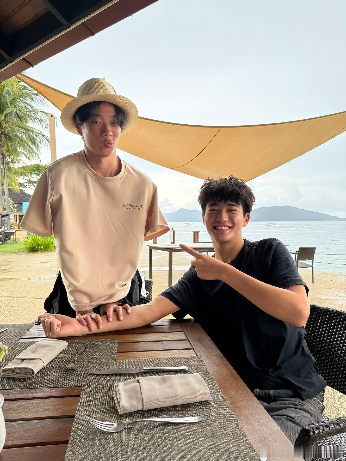 杨阳洋Joe合照杨威儿子曹格儿子合照 杨阳洋Joe合照了，这不杨威和曹格本人合照