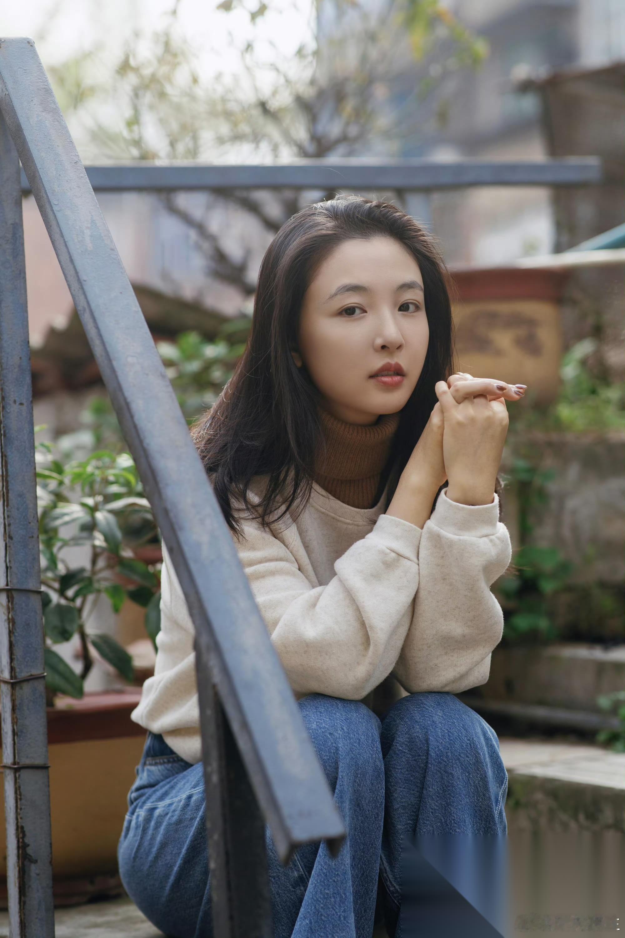 “武大校花”吴倩，真的是可惜了！ 33岁的吴倩本来也是有资源有人气，出道即巅峰，