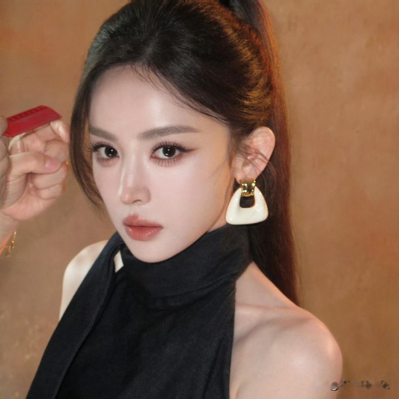 娜扎杭州活动的这套高马尾挂脖露背黑裙造型，直接把“又美又飒”的氛围感焊死在身上。