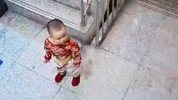 内蒙古一小区监控拍下让人揪心又暖心的一幕：奶奶开门进屋时，2岁的小孙子悄悄跟了出