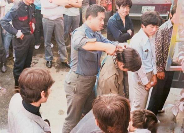 七十年代，在街上，南韩一名年轻男子被迫让警察叔叔剪去长发。1973年，朴正熙政府