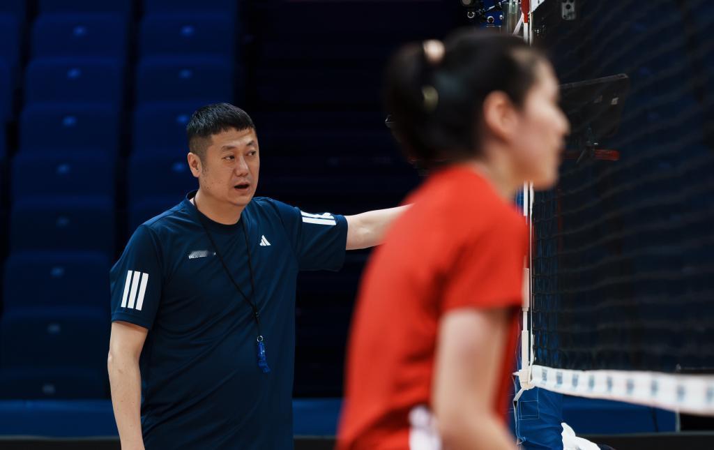 中国女排世联赛０：３被捷克横扫，赛季开门黑：未能发挥正常水平，三大得分手段太弱