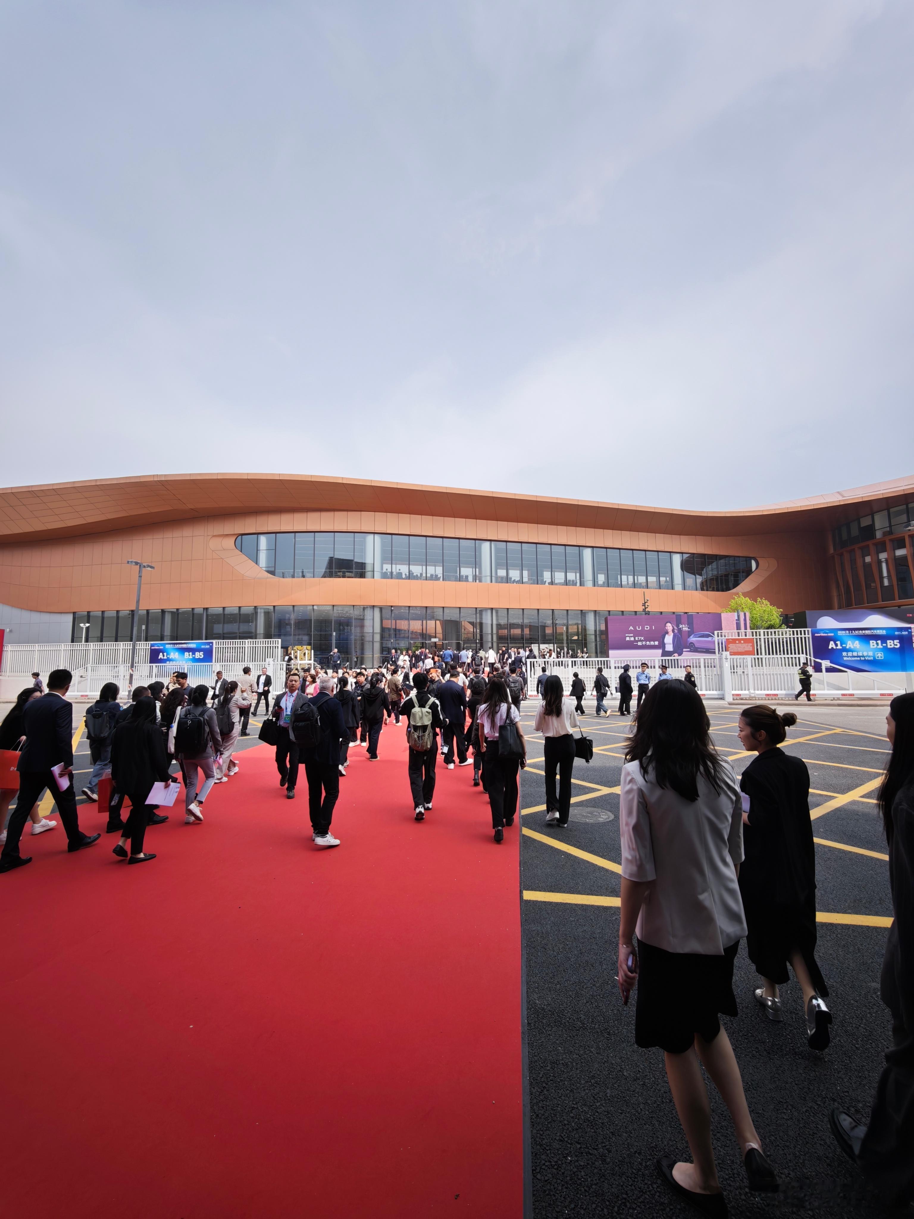 北京车展2个馆内部不通的啊？？？ 经老师提醒，找到路了，刚被保安误导了