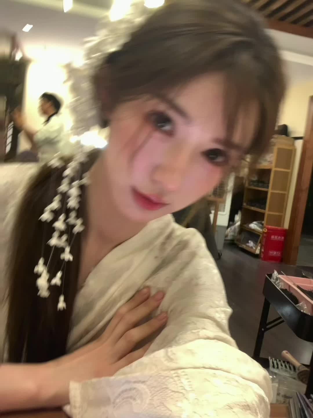 以后跟我好的就跟我去花月夜跳舞、跟我不好的就送去沉渊捣药