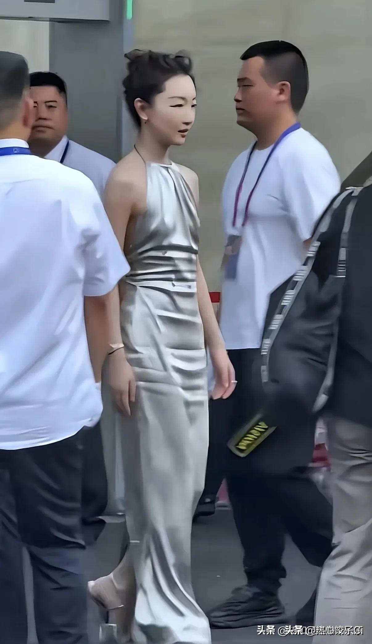 在出席活动上，看到周冬雨踩着高跟鞋，穿着露背长裙，平胸，细腰，在人群中显得格外独