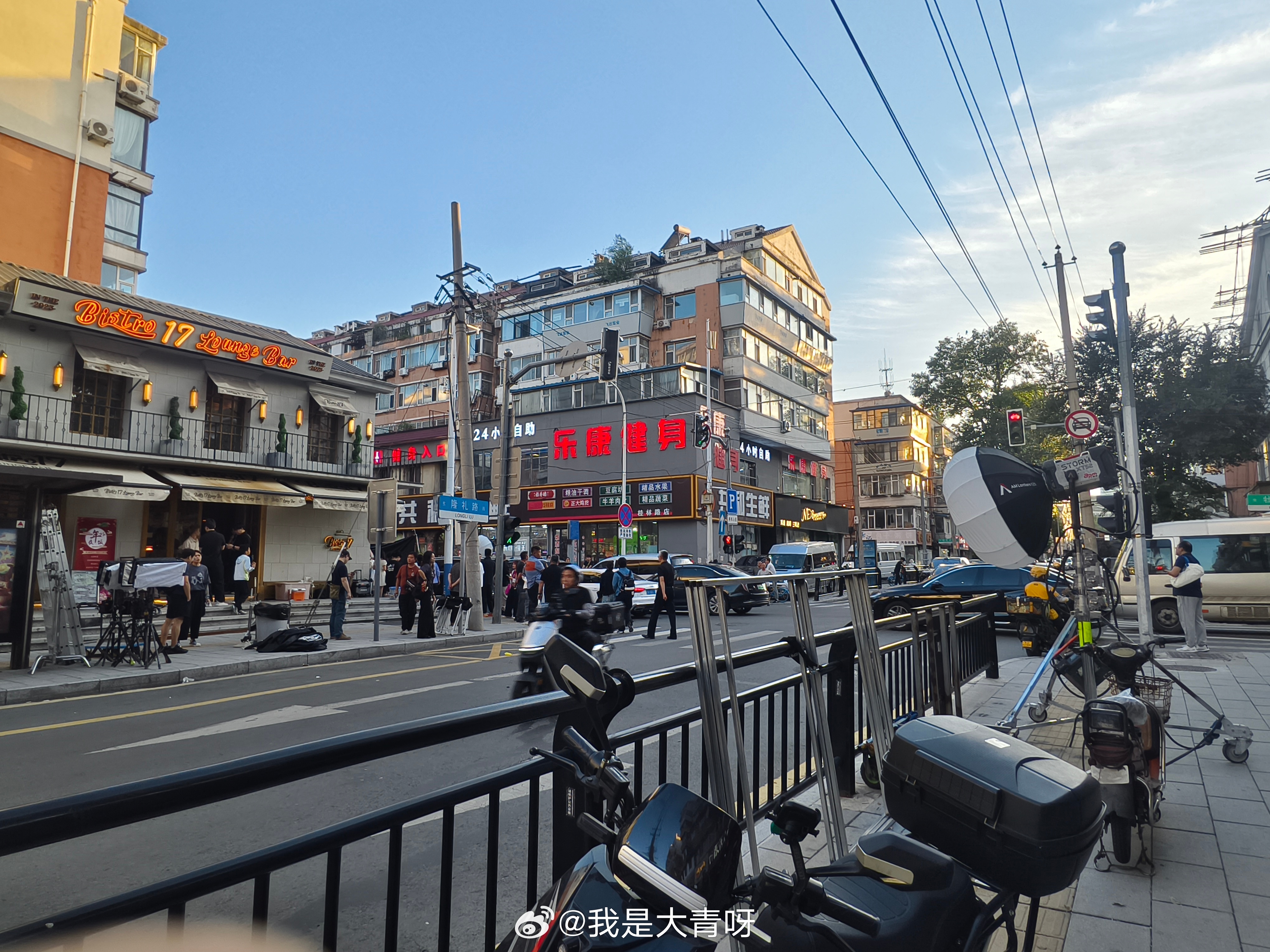 偶遇拍戏看不到我家大哥的拍戏现场模样看看这个吧 